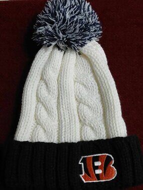 WEAR by Erin Andrews Cincinnati Bengals Cable Knit Pom Beanie Hat  NWOT